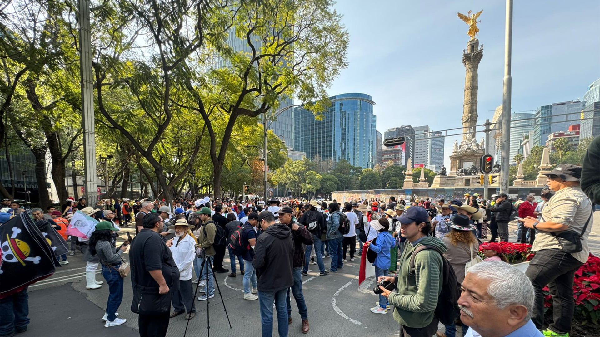 Manifestaciones, accidentes y bloqueos en CDMX y Edomex hoy 24 de enero: manifestantes se ubican cerca del Ángel de la Independencia, a la altura de Florencia