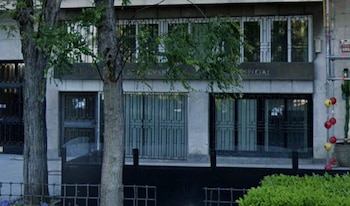 Fachada de una vivienda en el barrio de Arguelles, donde podría comprar Rosalía una vivienda (GOOGLE MAPS).