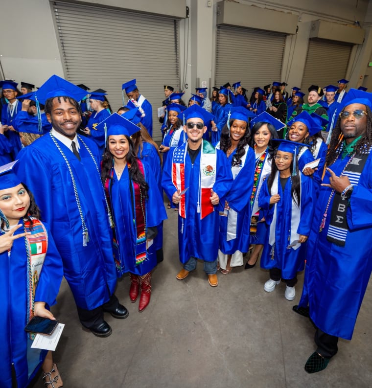 Siete de cada diez alumnos de UNT Dallas son pioneros en sus familias al ingresar a la universidad, reflejando el impacto social del campus (@untdallas)