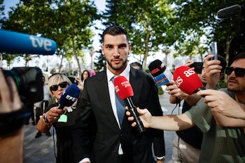 El futbolista Rafa Mir a su llegada a la Ciudad de la Justicia de Valencia, donde junto a su compañero Pablo Jara, serán juzgados este jueves por agredir sexualmente y lesionar a dos mujeres en Bétera (Valencia) en septiembre de 2024.