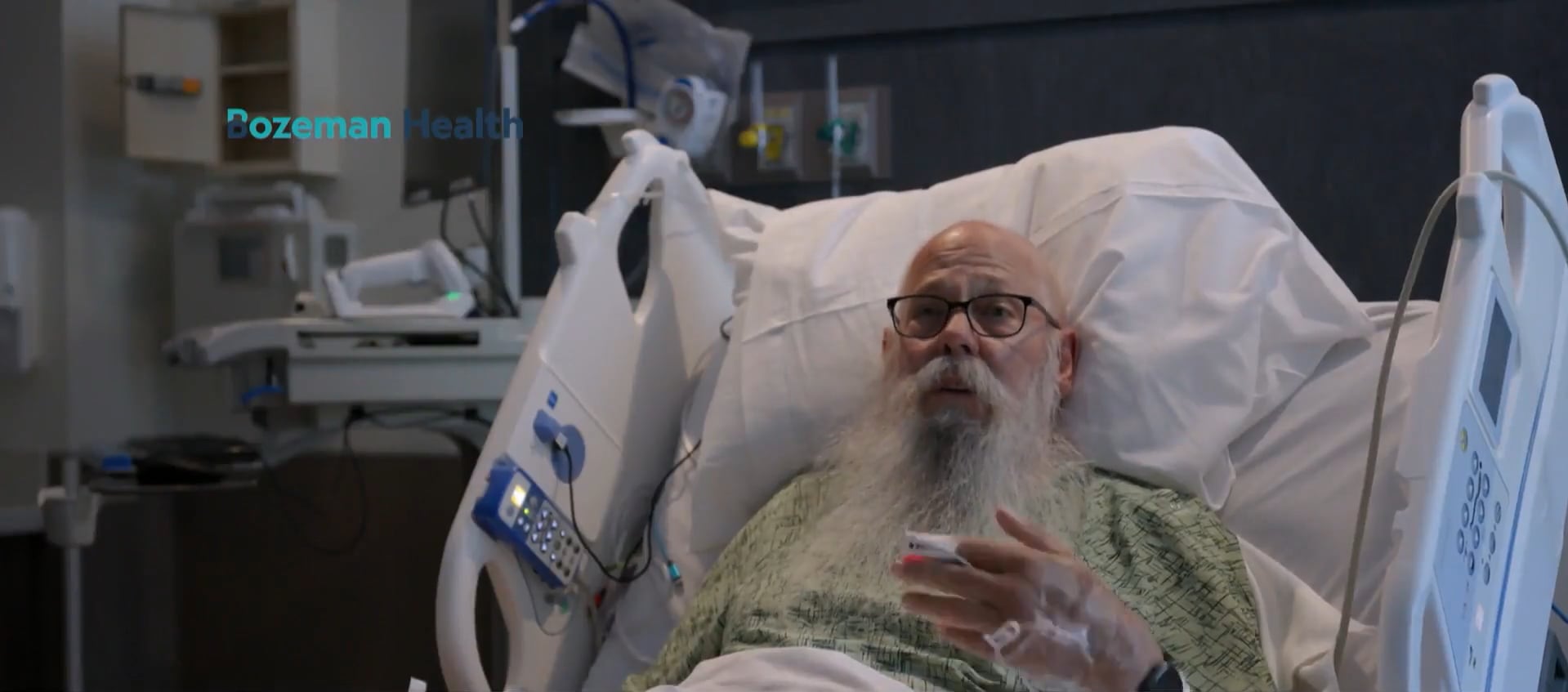 Carl Isom-McDaniel relató desde un hospital de Bozeman, Montana, que el bisonte lo embistió sin previo aviso (Captura CBS News)