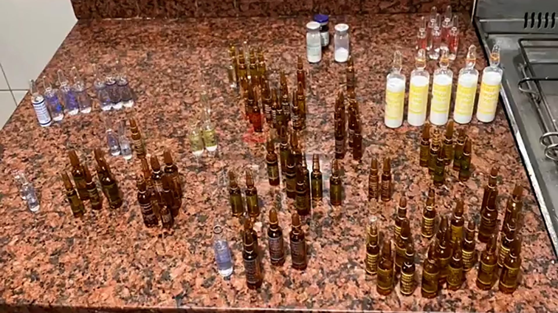 Las ampollas halladas en el departamento de Bentancourt. El líquido blanco es propofol