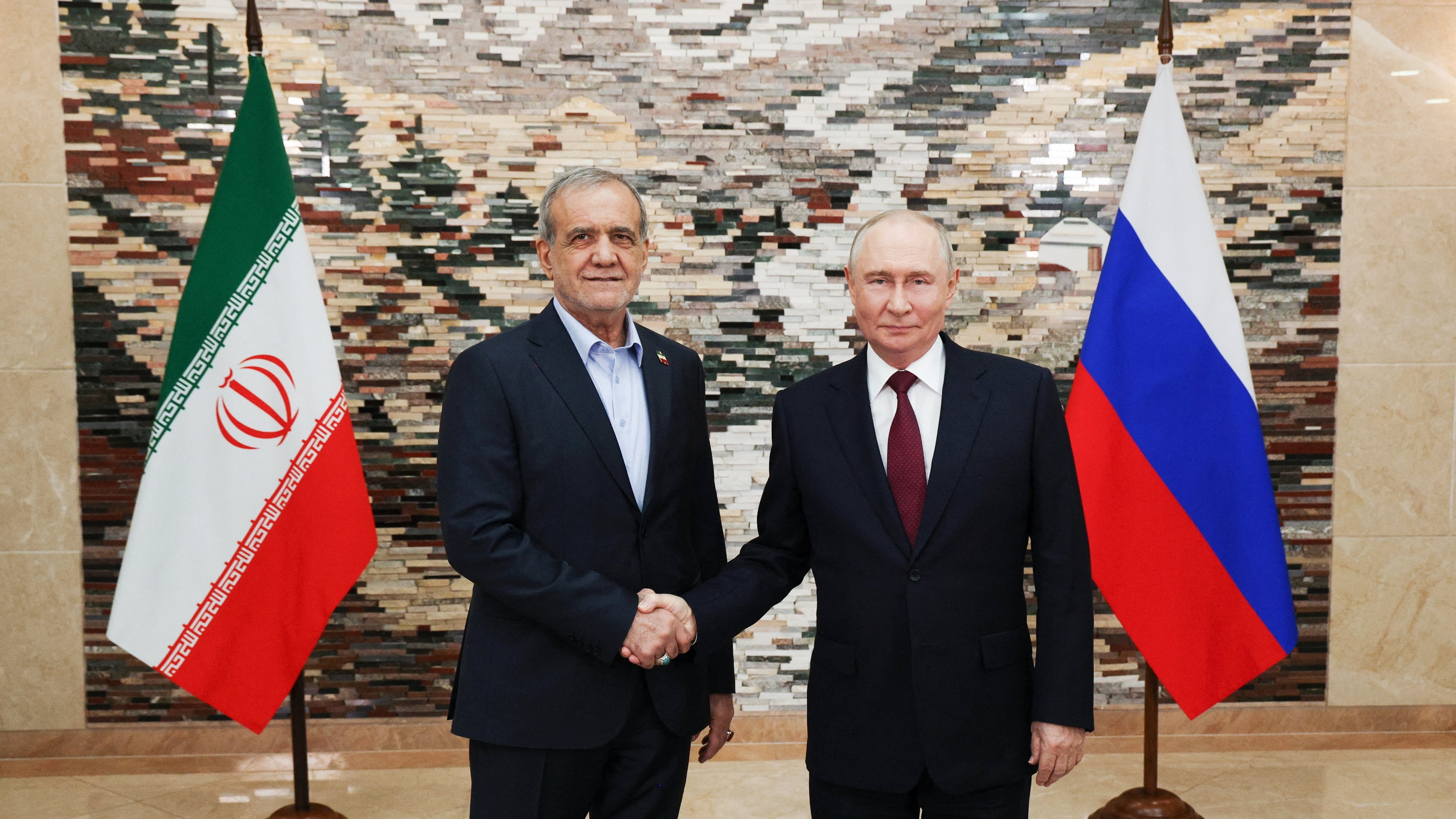 El presidente ruso Vladimir Putin saluda a su par iraní Masoud Pezeshkian antes de su reunión al margen de la cumbre de la OCS en Bishkek, Kirguistán, el 1 de septiembre de 2026. (Reuters)