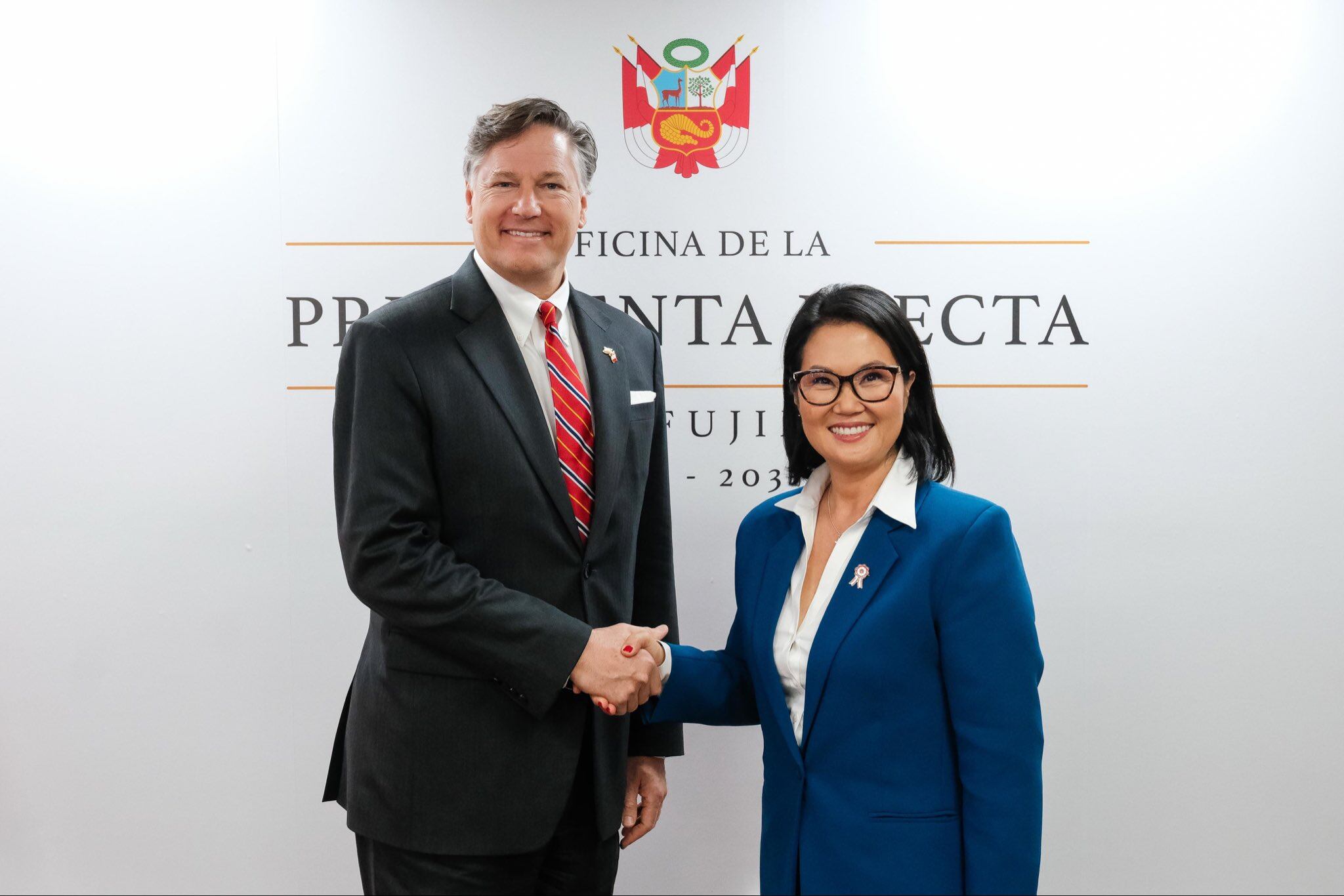 Keiko Fujimori, presidenta electa de Perú, y Christopher Landau, vicesecretario de Estado de los Estados Unidos, se dan la mano en una reunión. (@ope_peru)