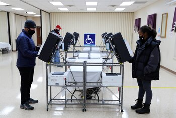 Votantes emiten sus votos en