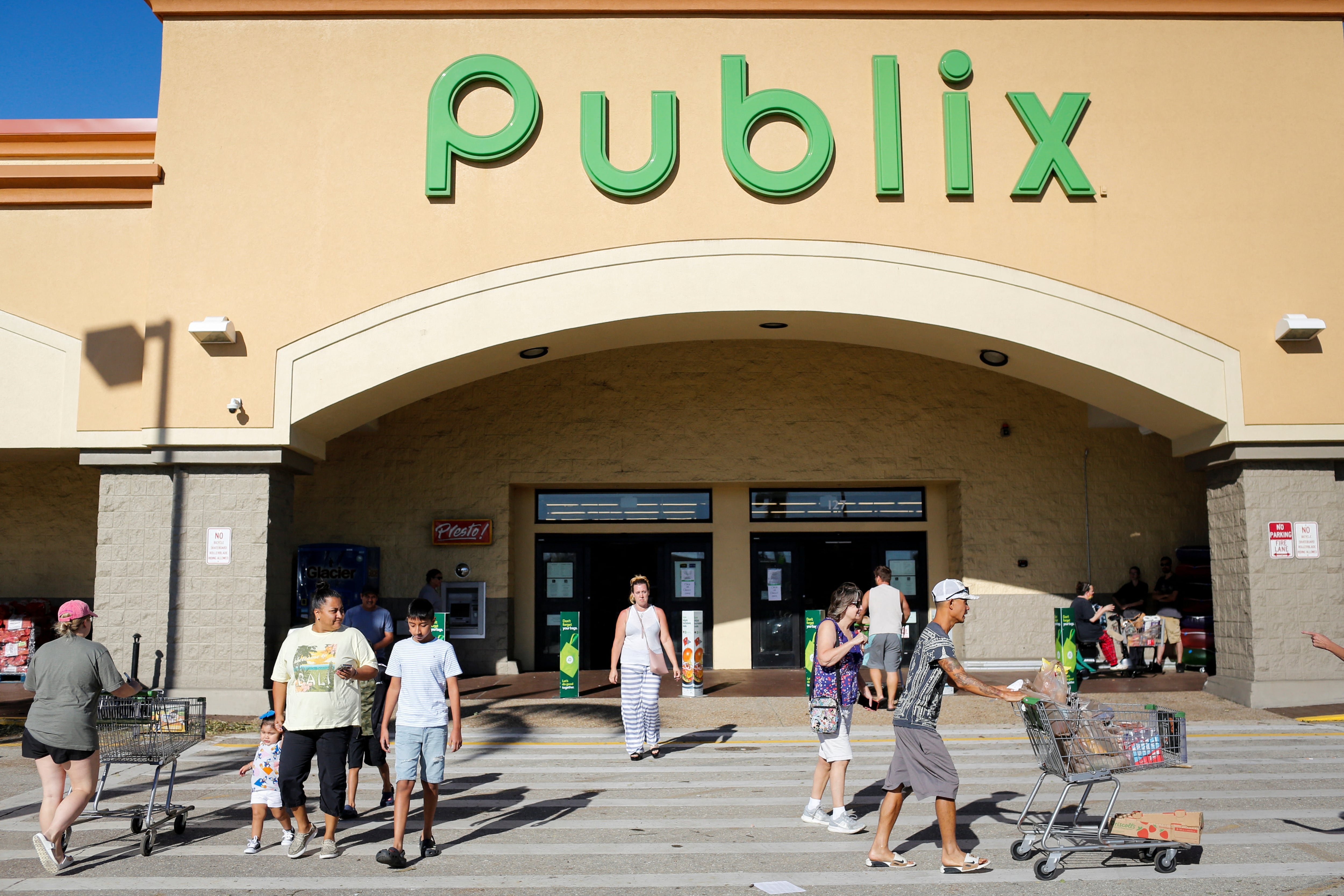 La cadena de supermercados más popular sostiene sus puertas abiertas, aunque recomienda verificar horarios en cada sucursal (REUTERS/Marco Bello)