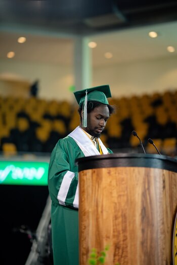 Hogan pronuncia su discurso en