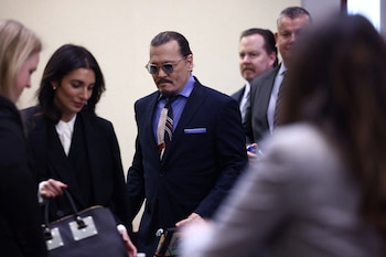 La llegada del actor Johnny Depp a la sala del Tribunal (Jim Lo Scalzo/REUTERS)