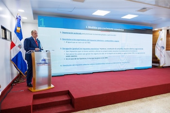 El ministro de Hacienda y Economía, Majín Díaz, presentó ante la prensa las medidas pro-crecimiento económico incluidas en el nuevo plan fiscal (Cortesía Hacienda RD).
