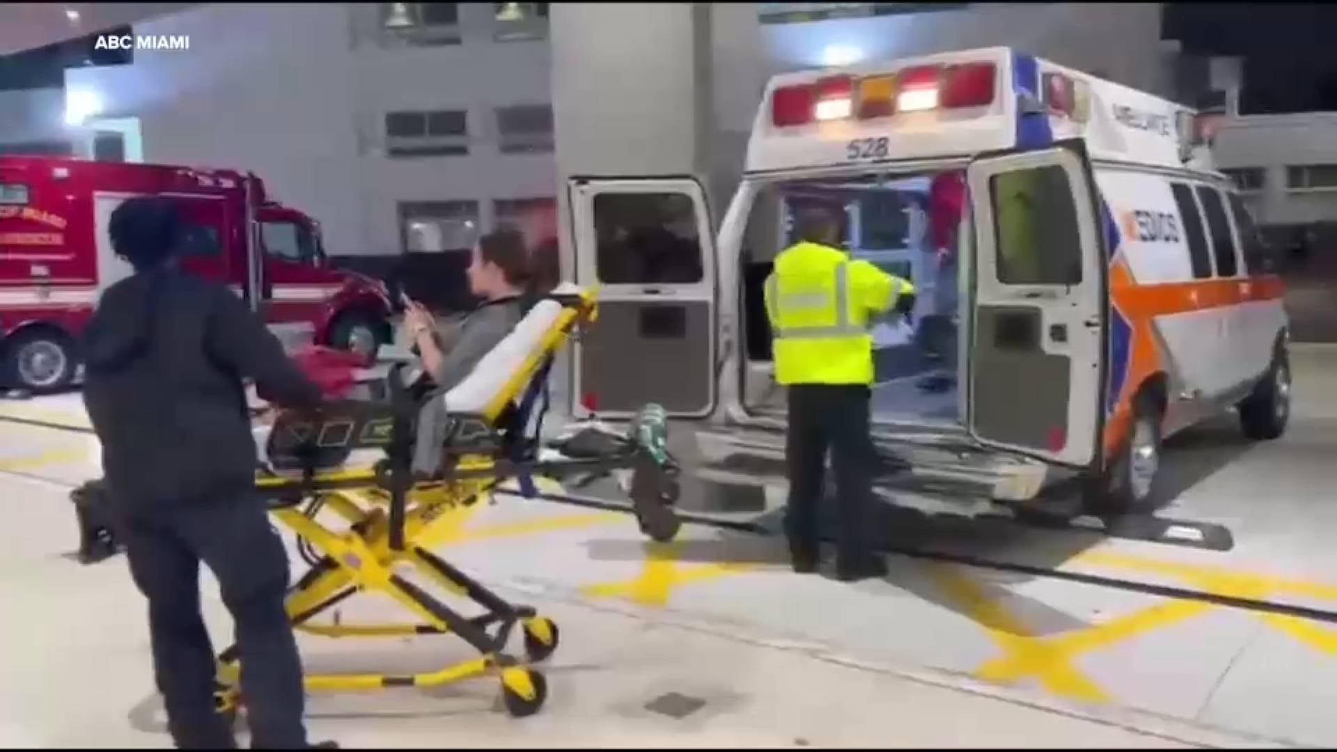El cuerpo de rescate de Miami-Dade trasladó en ambulancia a ocho heridos hacia centros hospitalarios tras el aterrizaje. (ABC7)