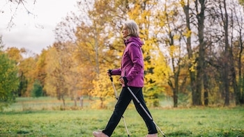 Caminar diariamente reduce casi a