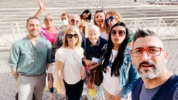 Laura Esquivel, vestida de rosa,