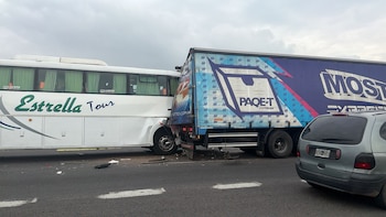 Brutal accidente en Campana: un micro con 26 pasajeros se estrelló contra un camión y dejó múltiples heridos