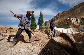 Residentes trabajan en la reconstrucción