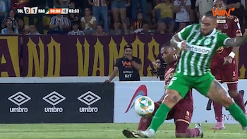 Momento en el que Cristian Arango pisa al jugador del Deportes Tolima en la semifinal de ida de la Liga BetPlay - crédito Win Sports