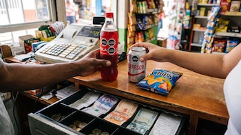 Congresista lanzó duro ataque contra sector de la derecha por los impuestos saludables en Colombia: “Aquí nadie les está prohibiendo la gaseosa”
