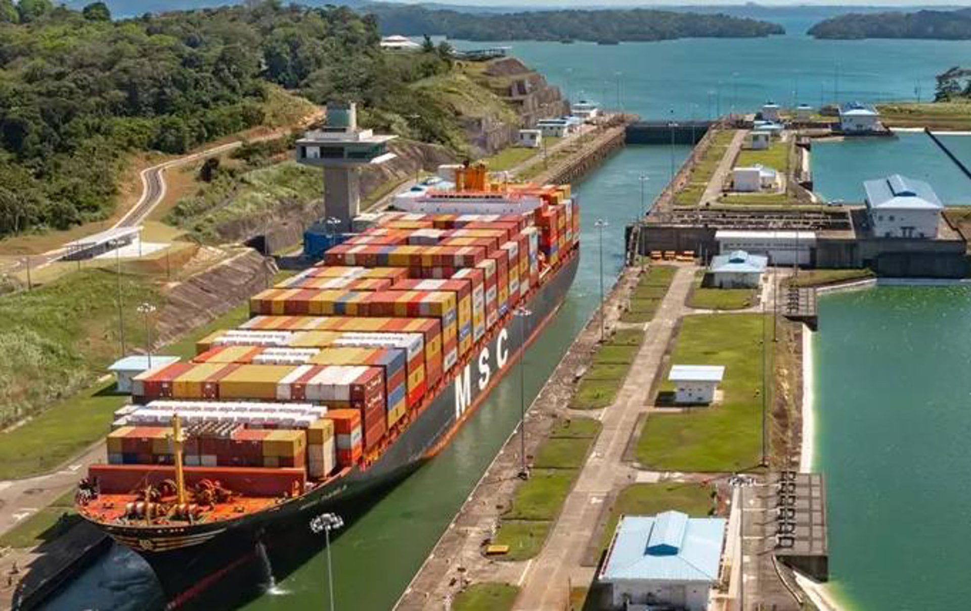 El Canal de Panamá se mantiene como eje central de la cadena de servicios del país, articulando la oferta logística, portuaria y de transporte que sustenta buena parte de las exportaciones de servicios de la economía panameña. Archivo