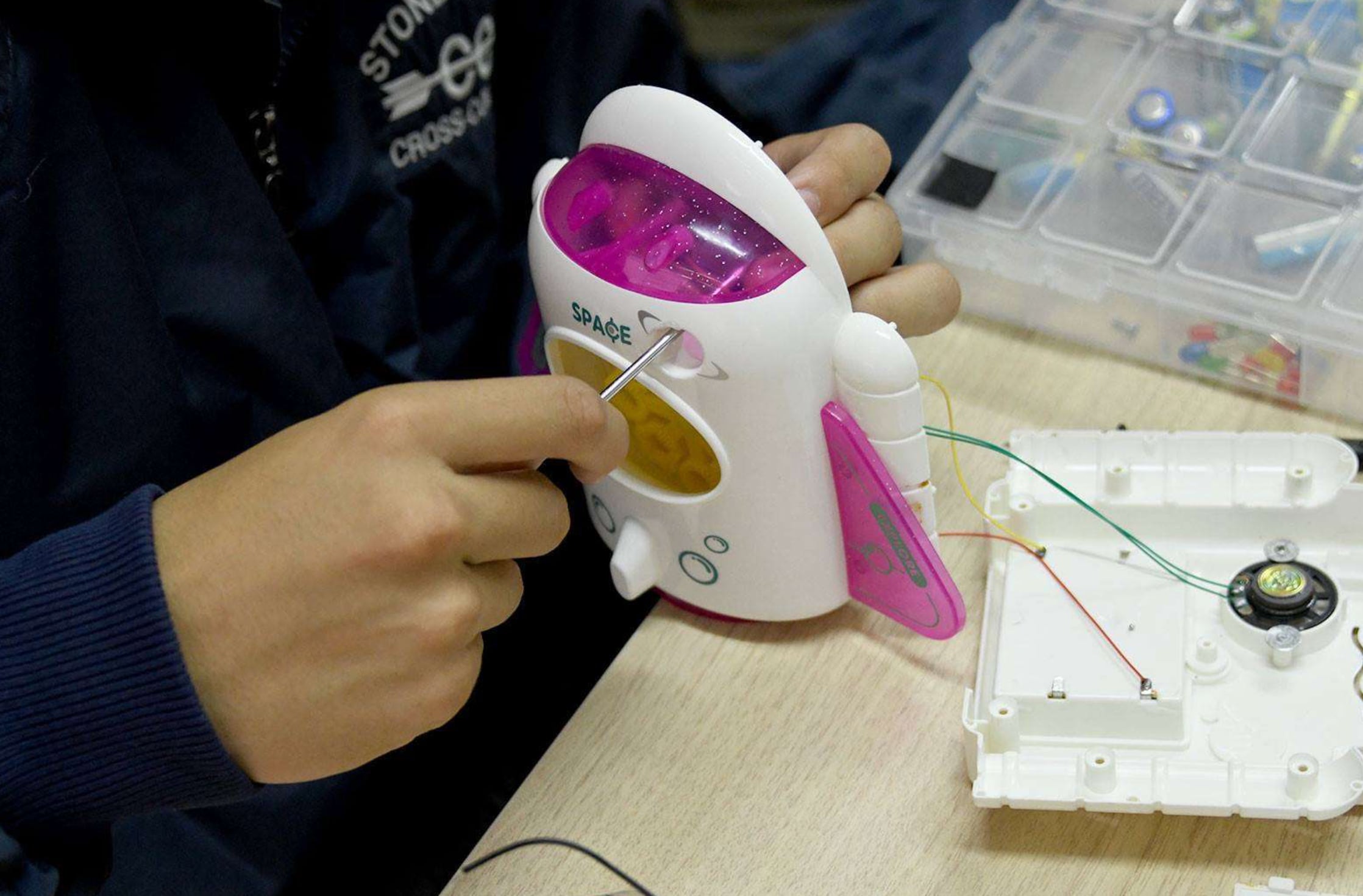 El proyecto recibe juguetes electrónicos dañados, usados o nuevos para repararlos, modificarlos y entregarlos a niños y organizaciones que los necesitan. Crédito: UCR