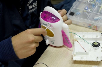 El proyecto recibe juguetes electrónicos dañados, usados o nuevos para repararlos, modificarlos y entregarlos a niños y organizaciones que los necesitan. Crédito: UCR