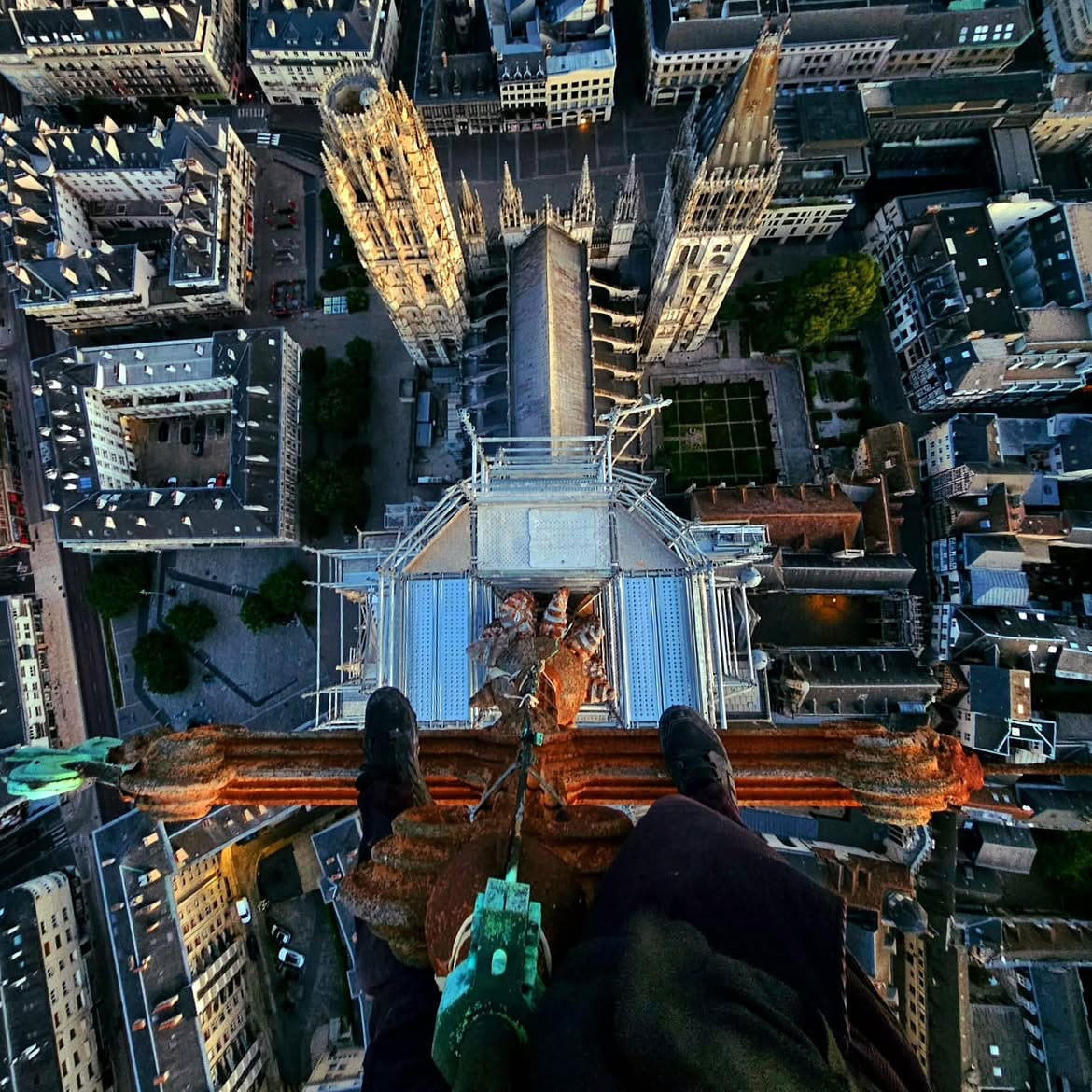 Una imagen que da cuenta de la altura en la que está la punta de la cruz de la Catedral de Ruan