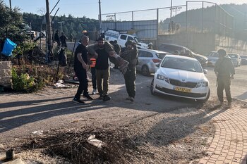 Un soldado israelí lleva a un camarada herido después de que se dispararan proyectiles desde el Líbano hacia Israel, en medio de hostilidades transfronterizas entre Hezbolá y las fuerzas israelíes, en Hurfeish, una aldea árabe drusa en el norte de Israel, el 5 de junio de 2024. REUTERS/Avi Ohayon