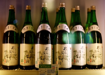 Las botellas de sake de la marca 'Tamajiman' producidas por Ishikawa Shuzou, o cervecería Ishikawa, se exhiben en un refrigerador para la venta en la tienda de ventas de la cervecería en Fussa, parte occidental de Tokio, Japón, el 25 de noviembre de 2024. REUTERS/Issei Kato