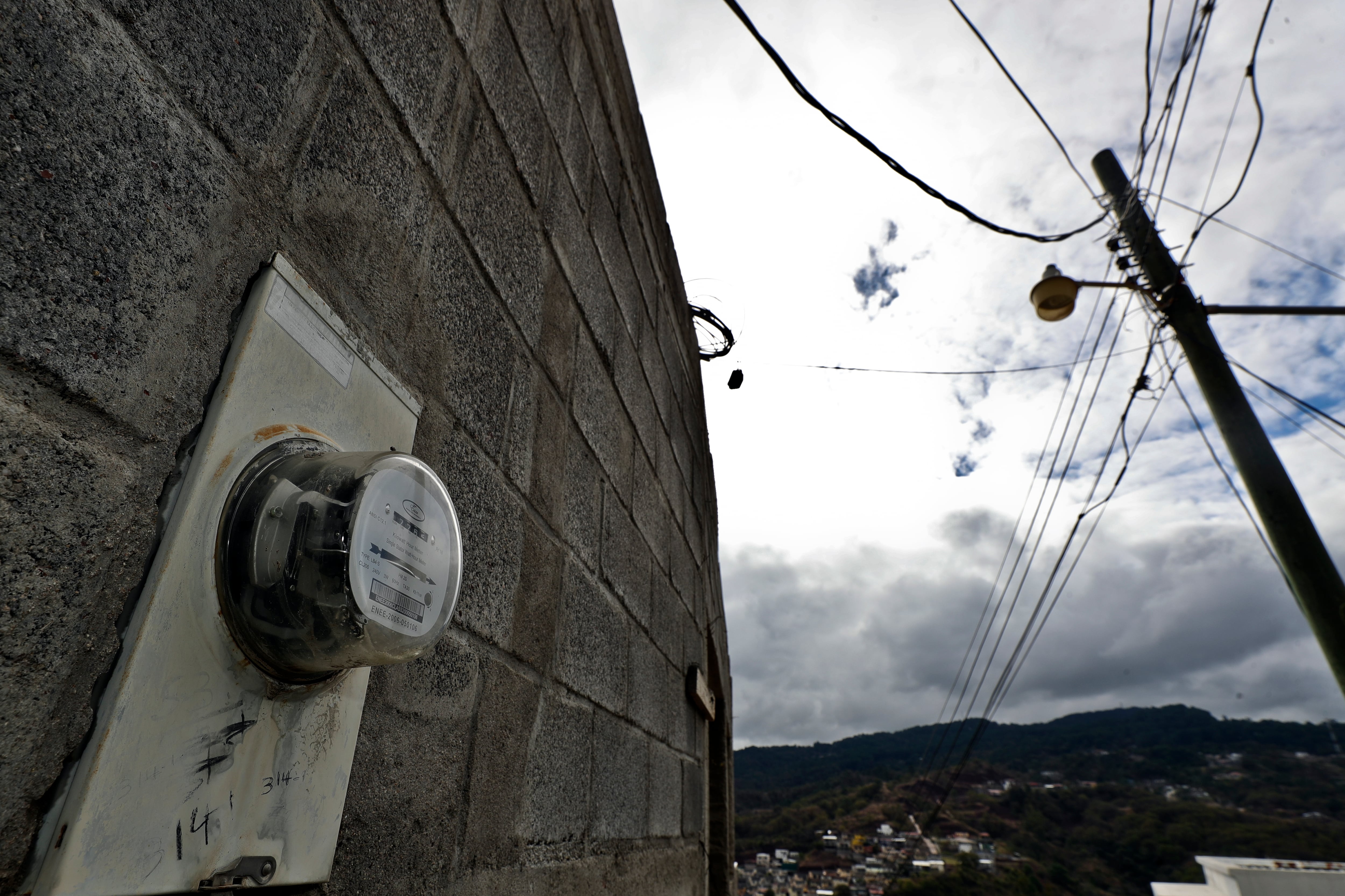 Fotografía de un contador de energía en una casa en la ciudad de Tegucigalpa (Honduras). EFE/ Gustavo Amador