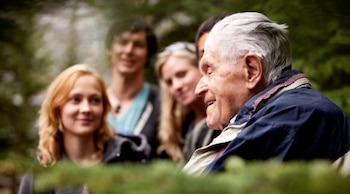 Jóvenes complartiendo un momento con