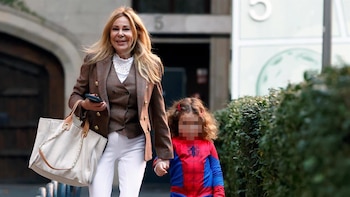 Ana Obregón se vuelca en su nieta Anita, una divertida 'superheroína', tras el dramático accidente ferroviario