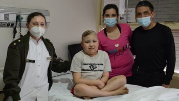 La doctora Marín junto a