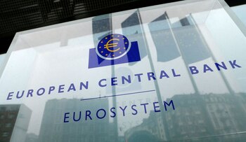 FOTO DE ARCHIVO: El logotipo del Banco Central Europeo frente a su sede en Fráncfort, Alemania, el 8 de diciembre de 2016. REUTERS/Ralph Orlowski