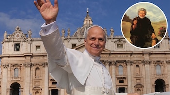 Un papa con vestidura blanca saluda con la mano frente a una basílica, con un círculo que incluye la pintura de un santo con un crucifijo.