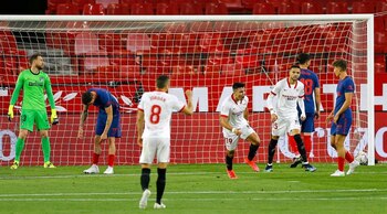 Marcos Acuña del Sevilla celebra luego de anotar el 1-0 frente al Atlético de Madrid por La Liga Santander del fútbol español en el Estadio Ramón Sánchez-Pizjuán de Sevilla (Sevilla)