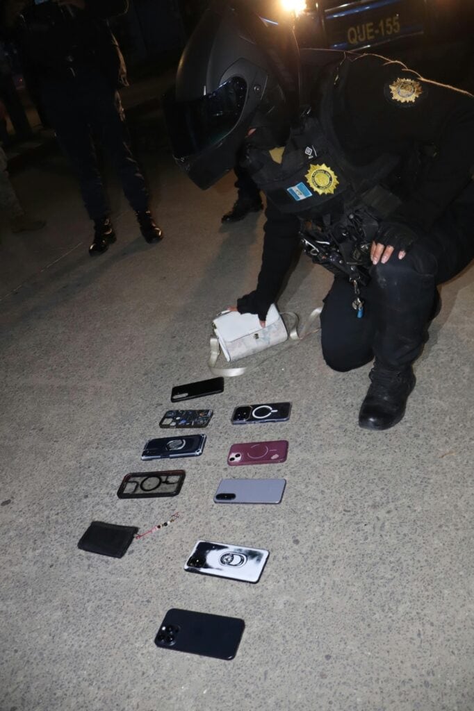 La PNC reportó que Edna “N” llevaba seis dispositivos de distintas marcas en una bolsa al momento de la revisión. (PNC de Guatemala)