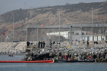 Instalación de barreras en el mar en Ceuta. (JORGE GUERRERO / AFP)