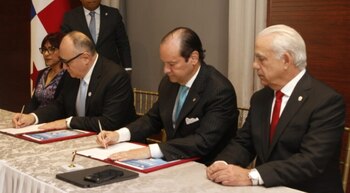 A la izquierda, René Orellana Halkyer, subdirector general y representante de la FAO para América Latina y el Caribe, y Javier Martínez-Acha, ministro de Relaciones Exteriores de Panamá, firman el Marco de Programa por País (MPP) 2026-2030. (MIDA)