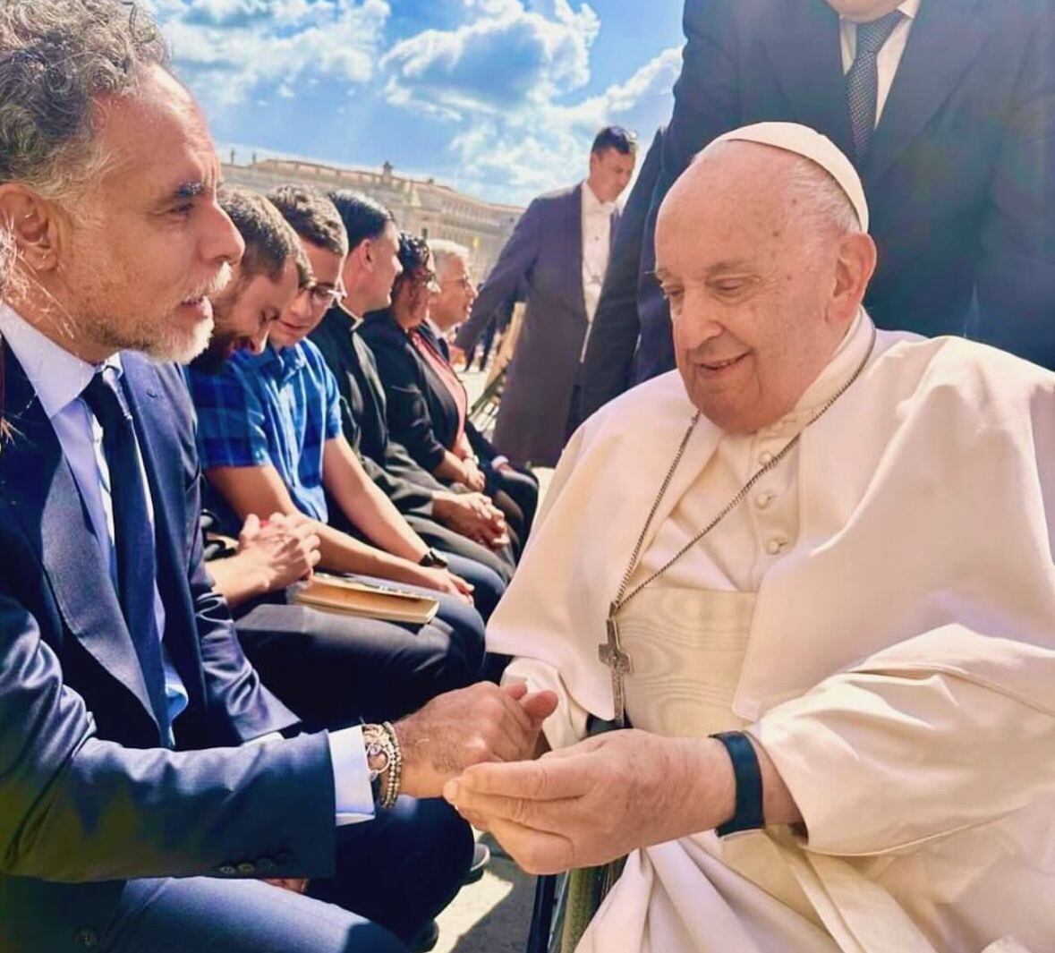 “Me hizo recuperar la fe en la Iglesia”, dijo el ministro del Interior, Armando Benedetti, al despedir al papa - crédito @AABenedetti/X