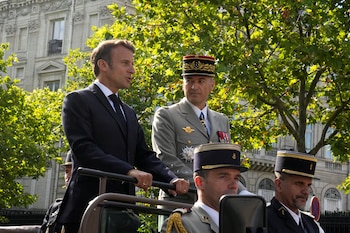 El presidente francés, Emmanuel Macron, en el coche de mando con el jefe del Estado Mayor, el general Thierry Burkhard, durante el desfile del Día de la Bastilla, el jueves 14 de julio de 2022, en París, Francia. Michel Euler/Pool vía REUTERS