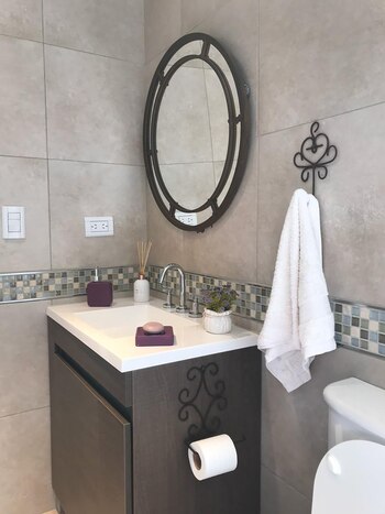 Armar floreros con flores, caracoles,