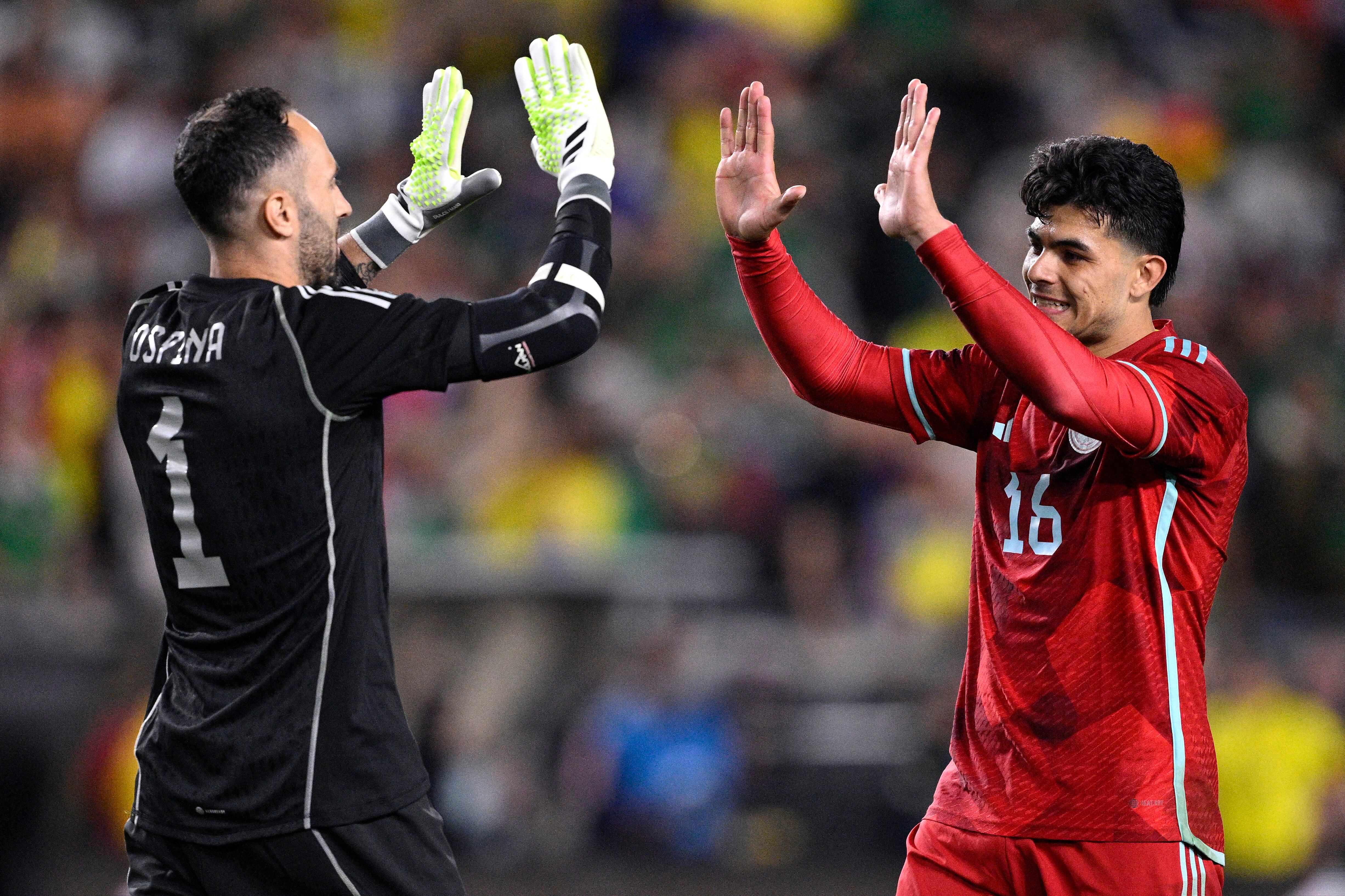 Brayan Vera y David Ospina saludándose en el último Colombia vs. México-crédito Orlando Ramirez/USA TODAY Sports