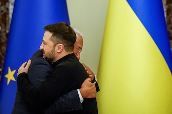 El abrazo entre Zelensky y Costa tras su reunión en Kiev (REUTERS/Alina Smutko)