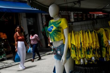 Un maniquí con una camiseta
