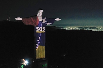 Fotografía aérea del monumento del Cristo Redentor este jueves, con una proyección en homenaje a las víctimas de los terremotos que azotaron a Venezuela la semana pasada, en Río de Janeiro (Brasil) (EFE/Renato Spyrro)
