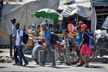 Personas caminan por una vía