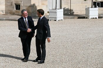 Macron recibe a Starmer (Justin Tallis/Pool via REUTERS)