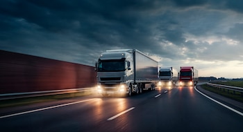 un camión circulando por una carretera