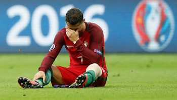 La lesión y salida de Cristiano Ronaldo en la final de la Eurocopa influyó en la percepción del favoritismo francés, aunque el desenlace favoreció a Portugal (Reuters)