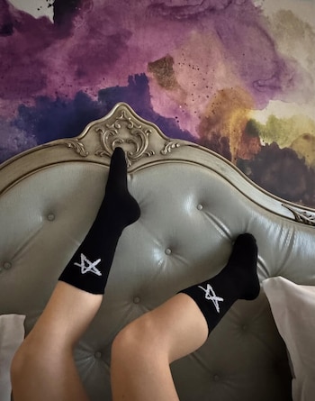 Lali, con el símbolo de