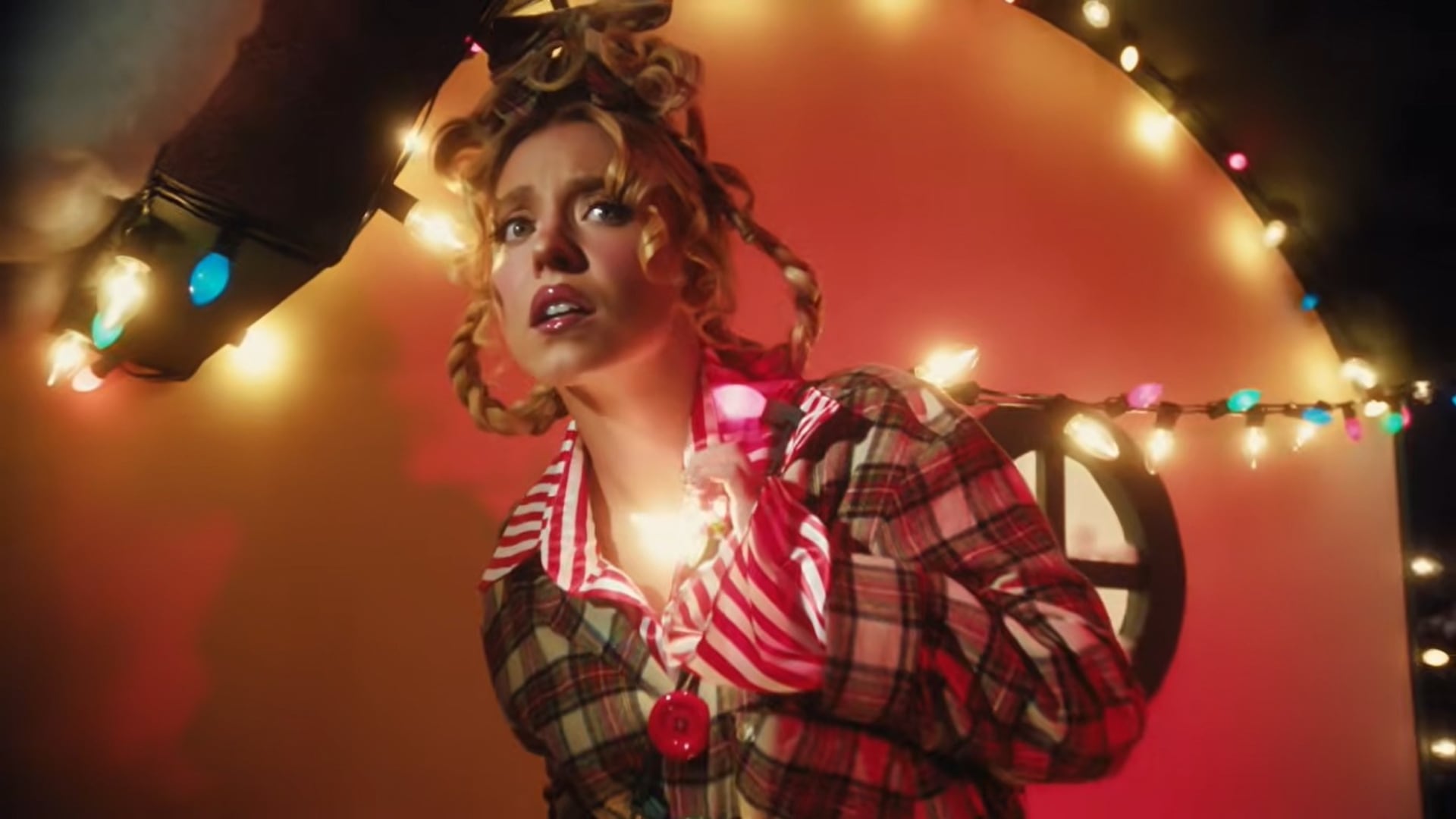 Sydney Sweeney se convierte en Cindy Lou Quien en un nuevo anuncio de lencería inspirado en ‘El Grinch’