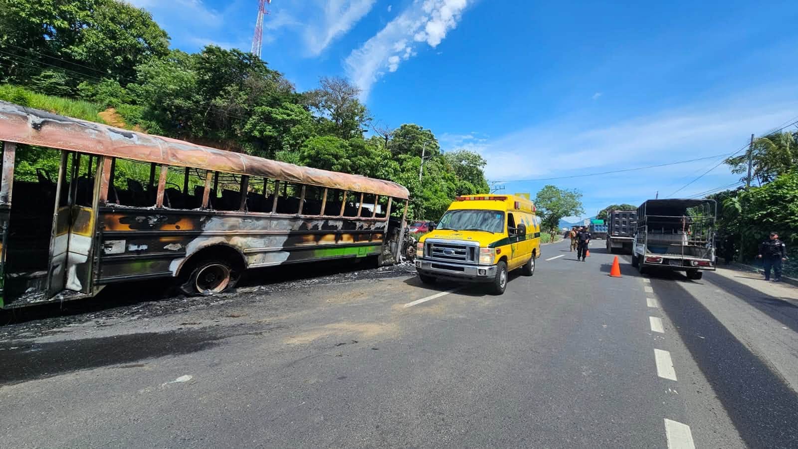 El choque ocurrió en el desvío de Los Mangos, en el km 40 de la carretera hacia Sonsonate, y el incendio consumió ambos vehículos (Foto cortesía Comandos de Salvamento)